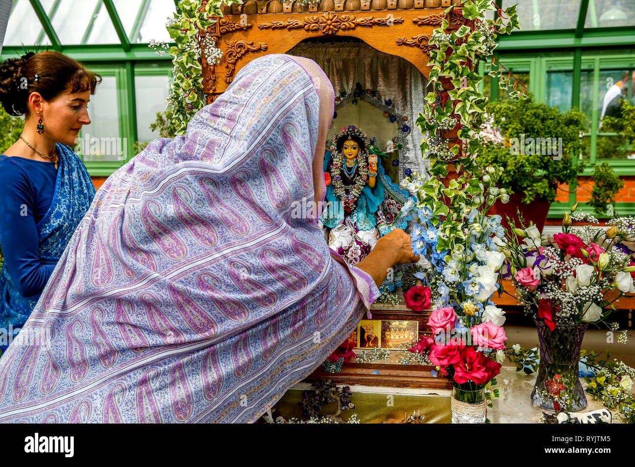 Placer un dévot murthi (statue) de déesse Radha à Janmashtami fête hindoue, Bhaktivedanta Manor, Watford, Royaume-Uni Banque D'Images Placer un dévot murthi (statue) de déesse Radha à Janmashtami fête hindoue, Bhaktivedanta Manor, Watford, Royaume-Uni Banque D'Images