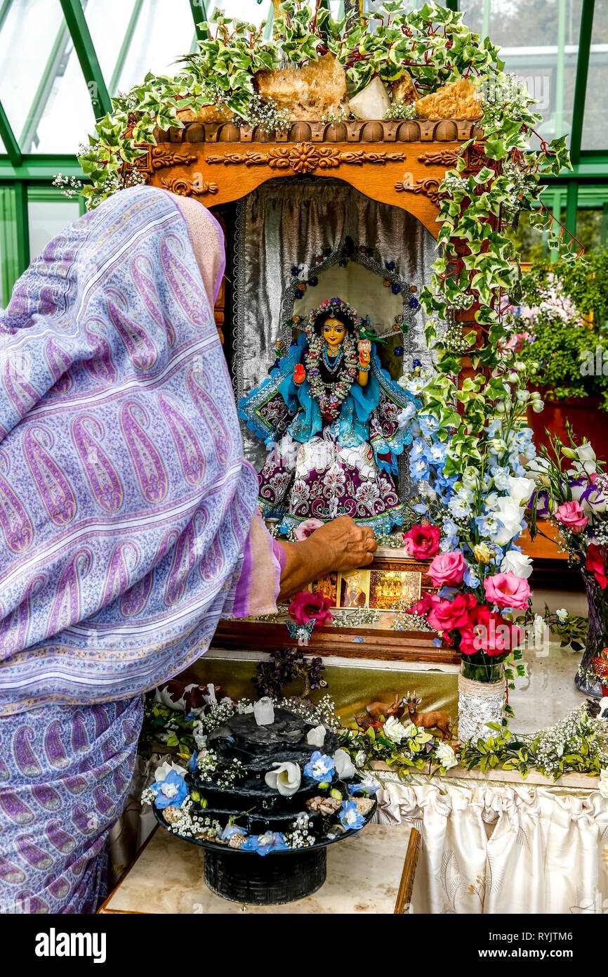 Placer un dévot murthi (statue) de déesse Radha à Janmashtami fête hindoue, Bhaktivedanta Manor, Watford, Royaume-Uni Banque D'Images Placer un dévot murthi (statue) de déesse Radha à Janmashtami fête hindoue, Bhaktivedanta Manor, Watford, Royaume-Uni Banque D'Images