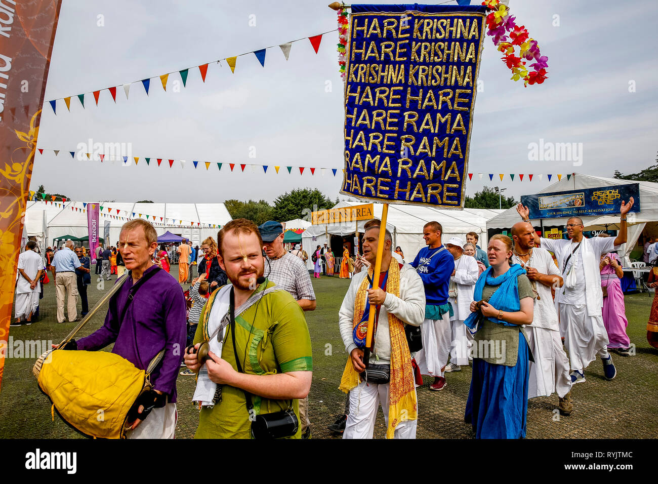 Les dévots effectuant un harinam lors de Janmashtami fête hindoue au Bhaktivedanta Manor, Watford, Royaume-Uni Banque D'Images Les dévots effectuant un harinam lors de Janmashtami fête hindoue au Bhaktivedanta Manor, Watford, Royaume-Uni Banque D'Images