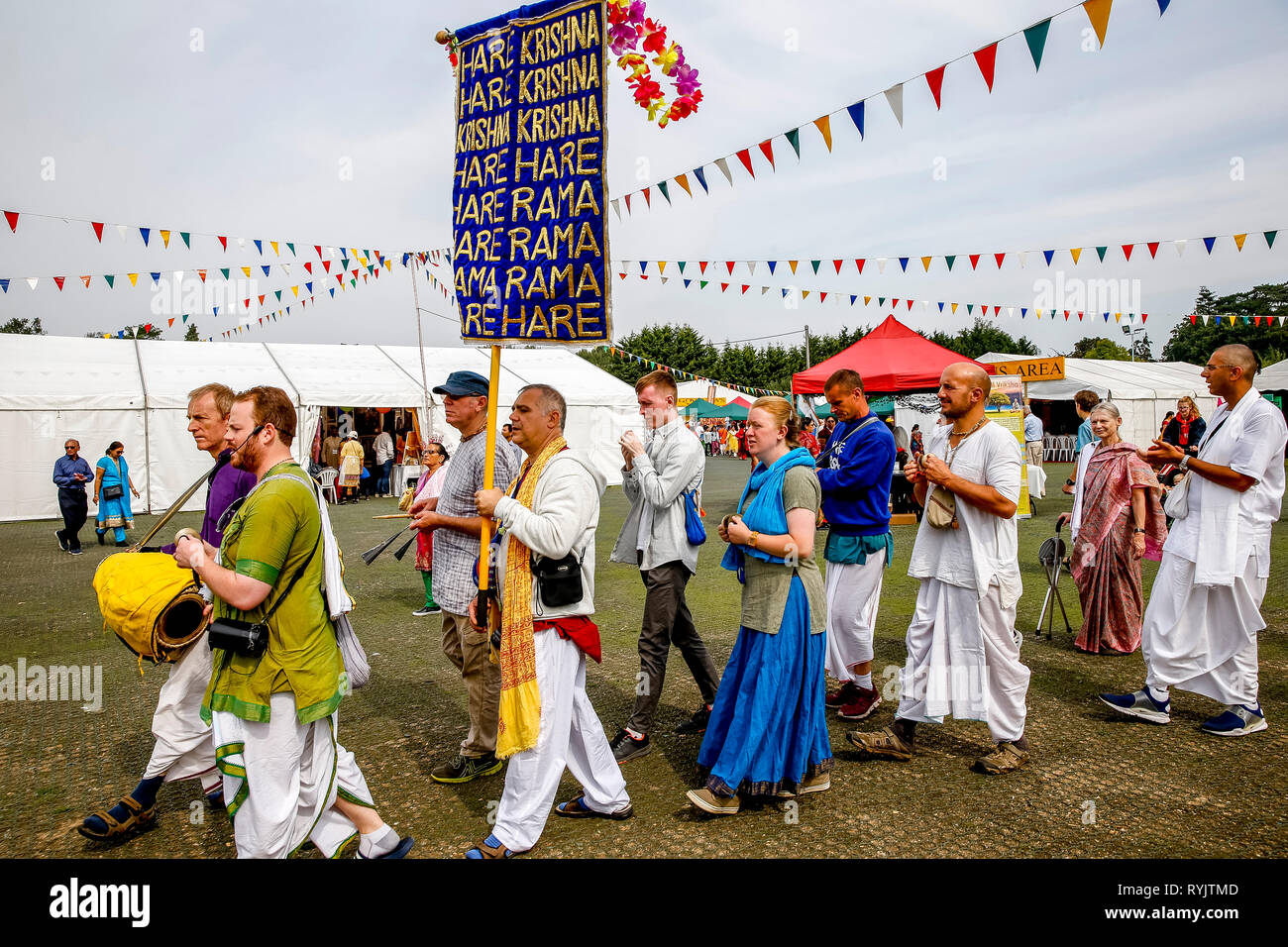 Les dévots effectuant un harinam lors de Janmashtami fête hindoue au Bhaktivedanta Manor, Watford, Royaume-Uni Banque D'Images Les dévots effectuant un harinam lors de Janmashtami fête hindoue au Bhaktivedanta Manor, Watford, Royaume-Uni Banque D'Images