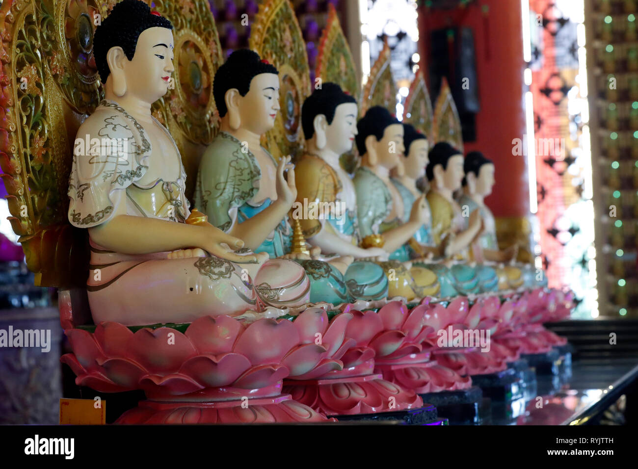 Huynh Dao pagode bouddhiste. Buddha postures pour les 7 jours de la semaine. Chau Doc. le Vietnam. Banque D'Images
