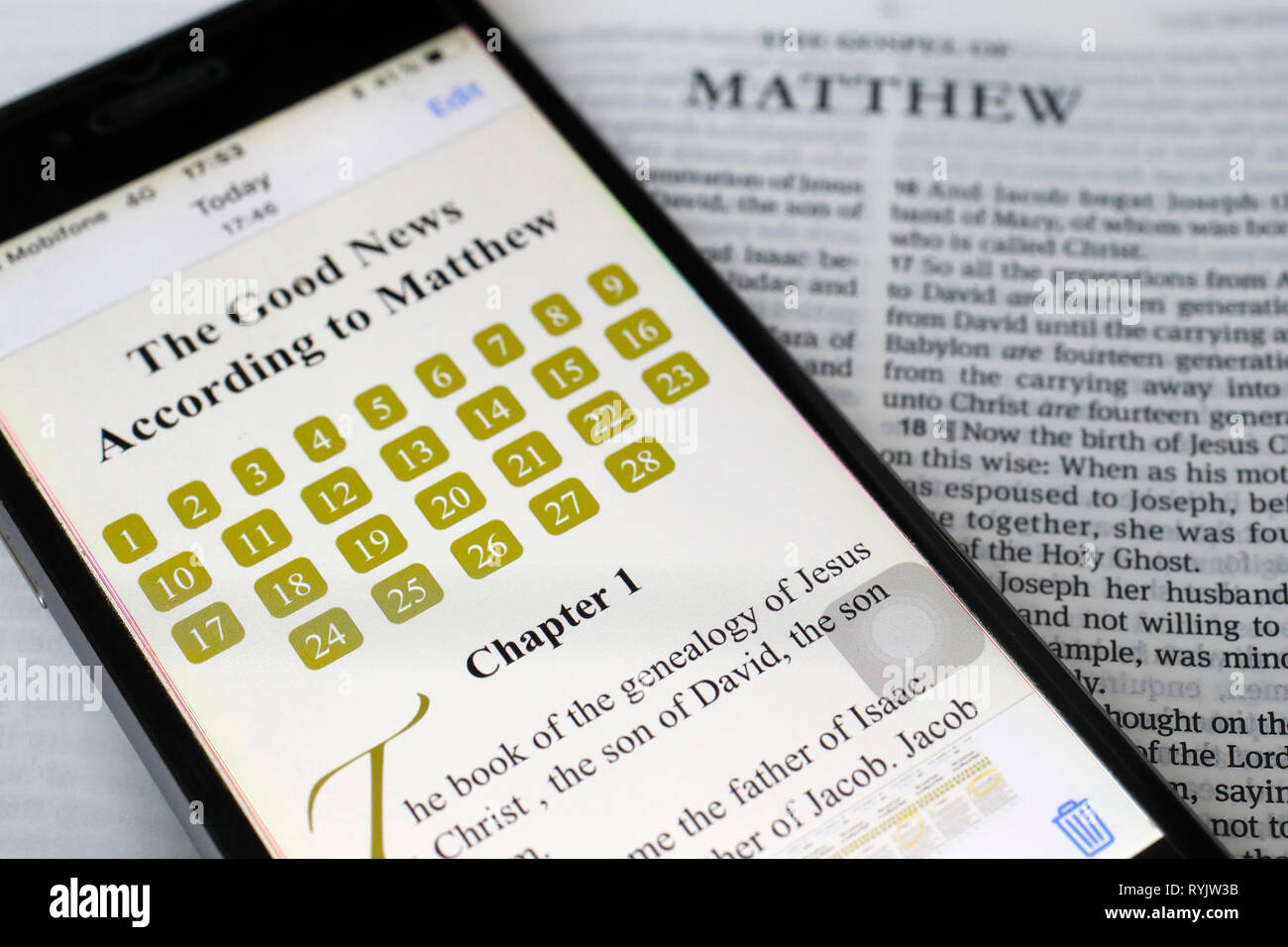 Bible Bible papier et numérique app sur smartphone. Le Nouveau Testament. L'Évangile. Matthieu Banque D'Images