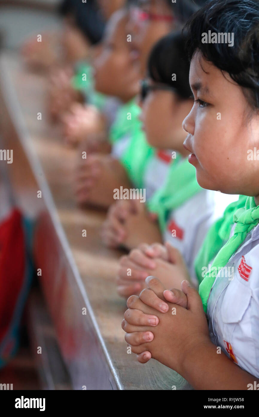 Les enfants chrétiens le dimanche matin à la messe catholique. Chau Doc église. Le Vietnam. Banque D'Images