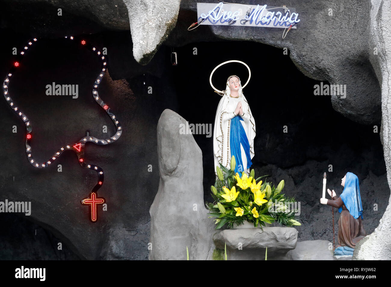 Statue Sainte Vierge avec Rosaire. Église de Gia Dinh. Ho Chi Minh Ville. Le Vietnam. Banque D'Images