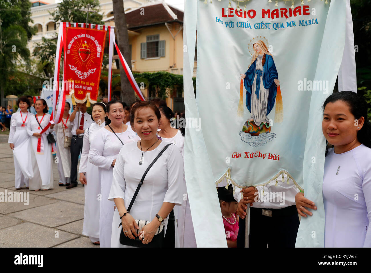 L'église de saint Philippe ( Huyen Sy Church ). La fête de l'Assomption de la Vierge Marie. Procession. Ho Chi Minh Ville. Le Vietnam. Banque D'Images