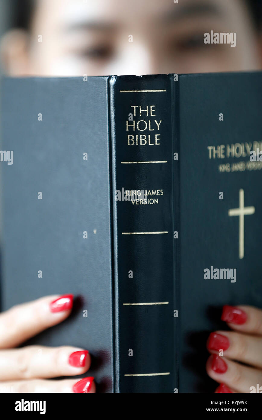 Femme catholique lire la Bible. Le Vietnam. Banque D'Images