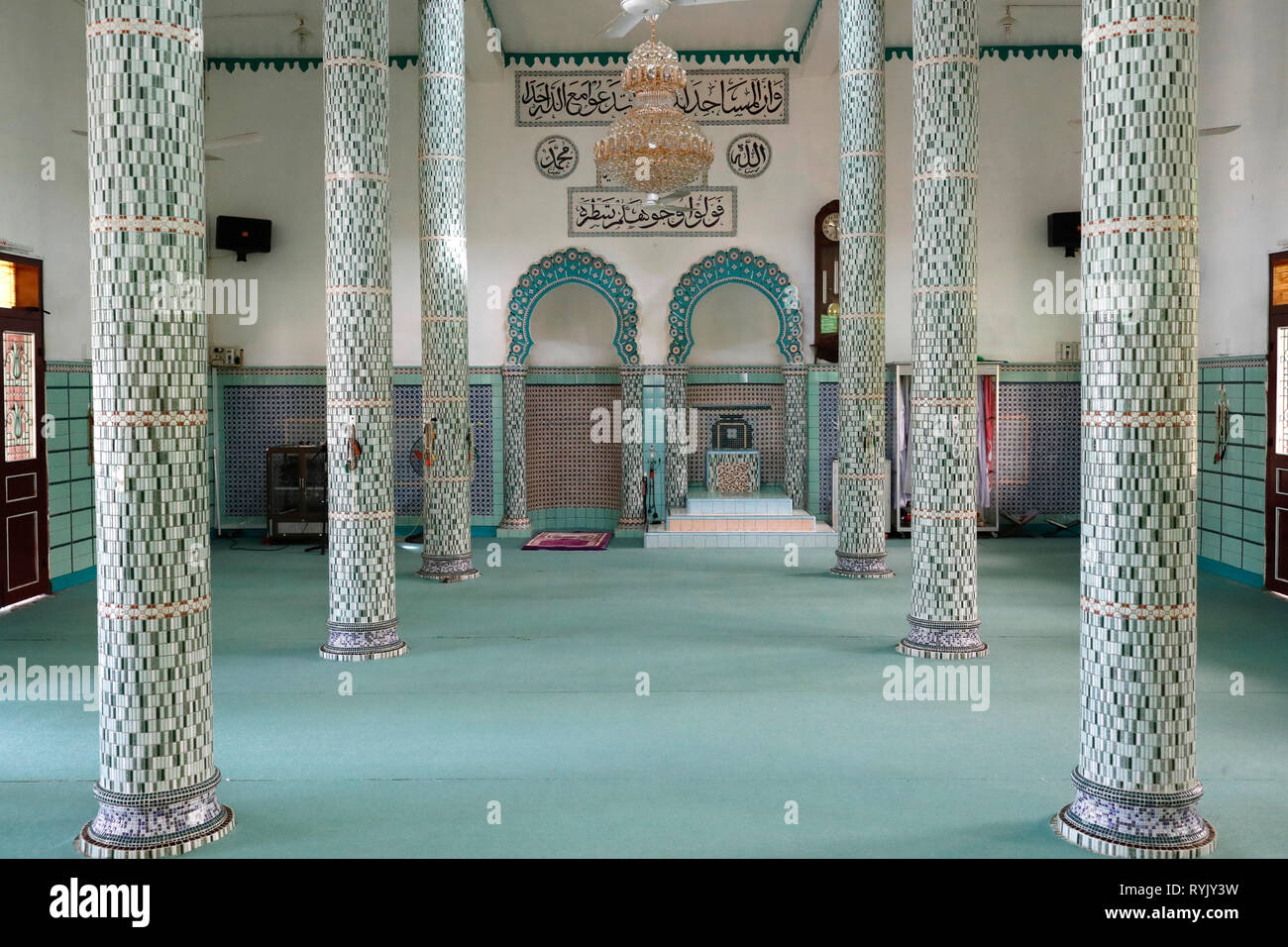 Mosquée de Moubarak. Salle de prière avec minbar et mihrab. Chau Doc. le Vietnam. Banque D'Images