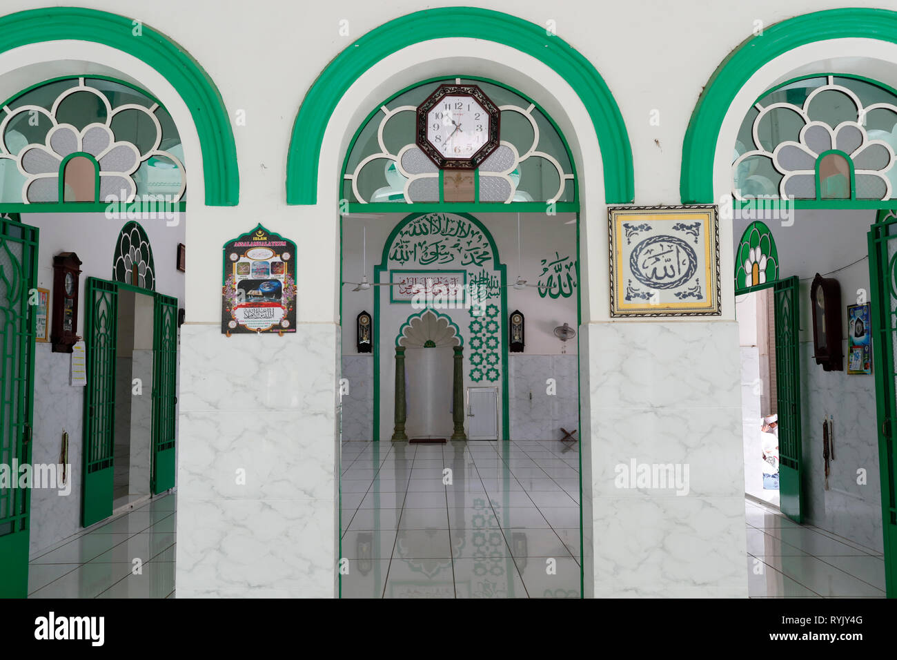 Mosquée Jamiul Azhar. Salle de prière avec mihrab. Chau Doc. le Vietnam. Banque D'Images