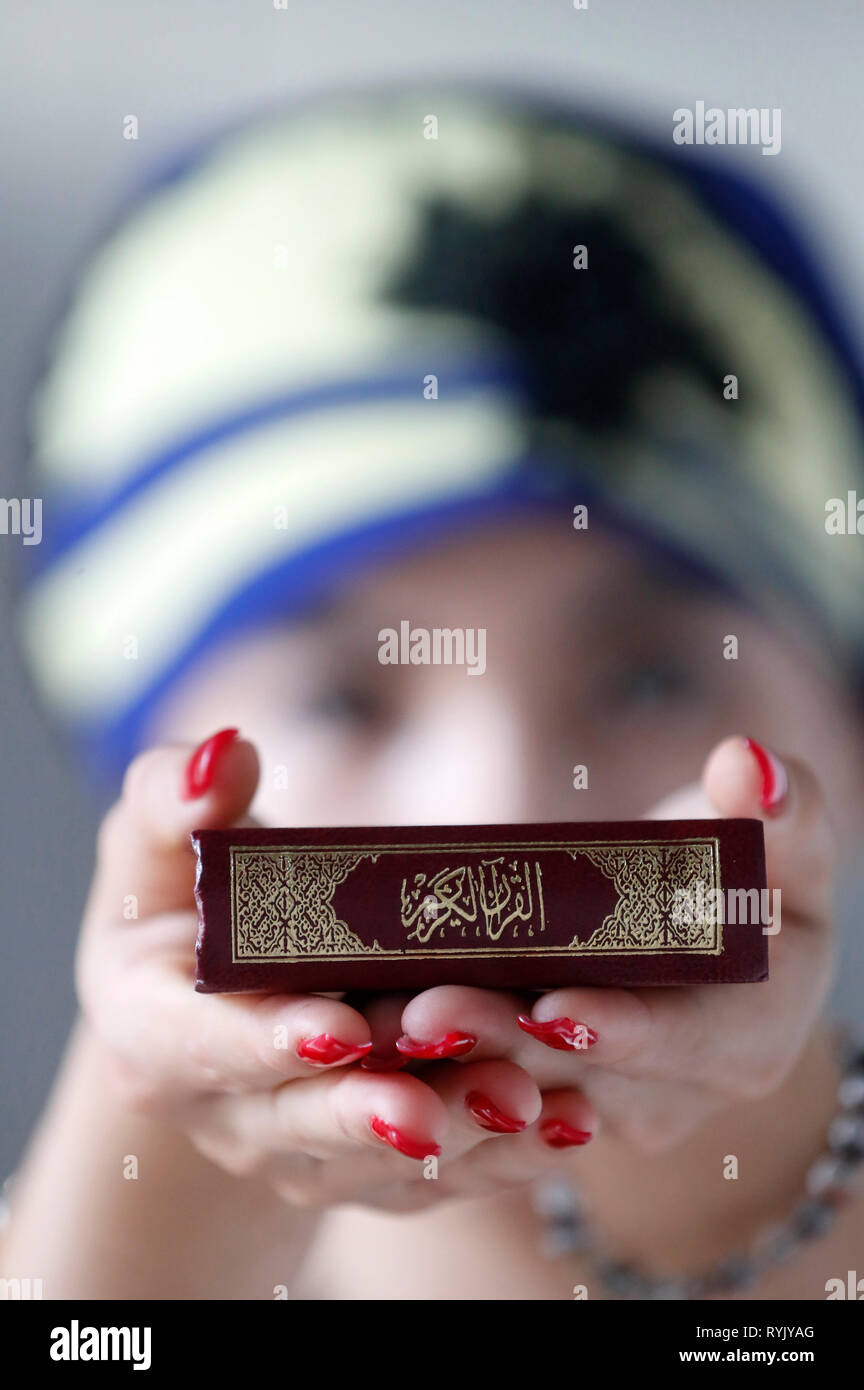 Femme musulmane tenant le Saint Coran livre. Banque D'Images