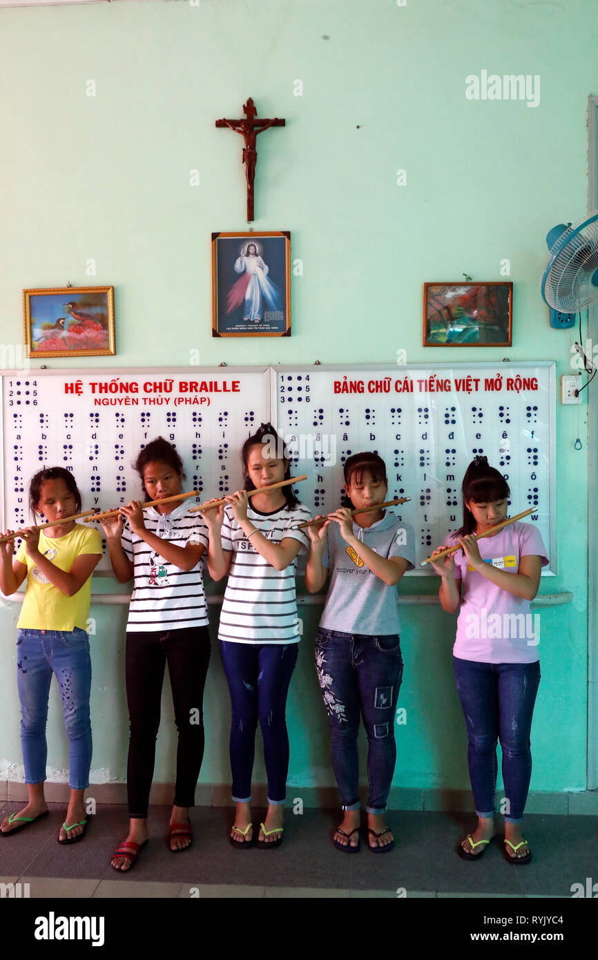 Centre pour enfants aveugles dirigées par des enfants. Les jeunes filles jouant de la musique. Ho Chi Minh ville. Le Vietnam. Banque D'Images