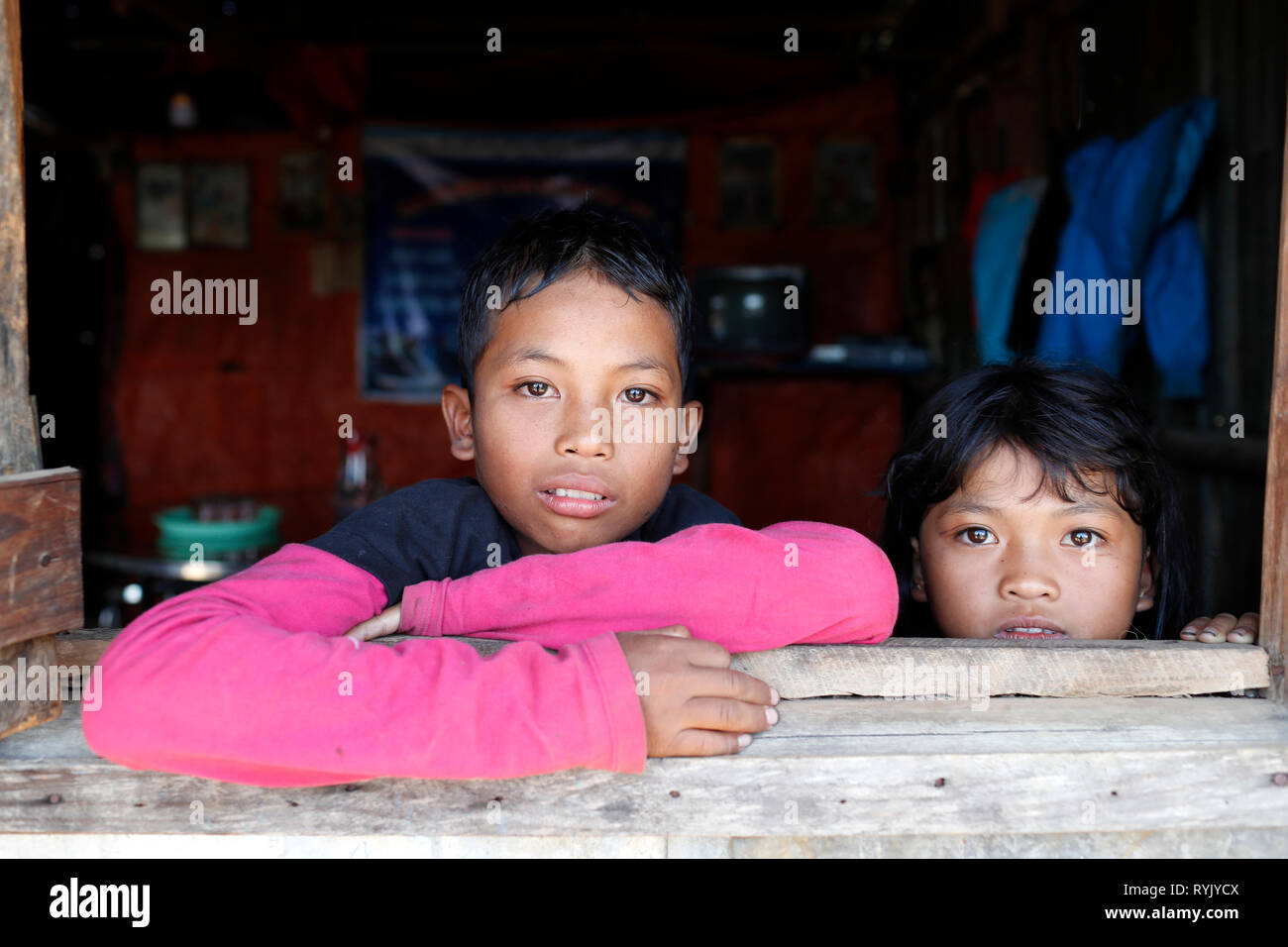 Famille vietnamiennes pauvres vivant dans un petit baraquement se compose de ferraille. Dalat. Le Vietnam. Banque D'Images