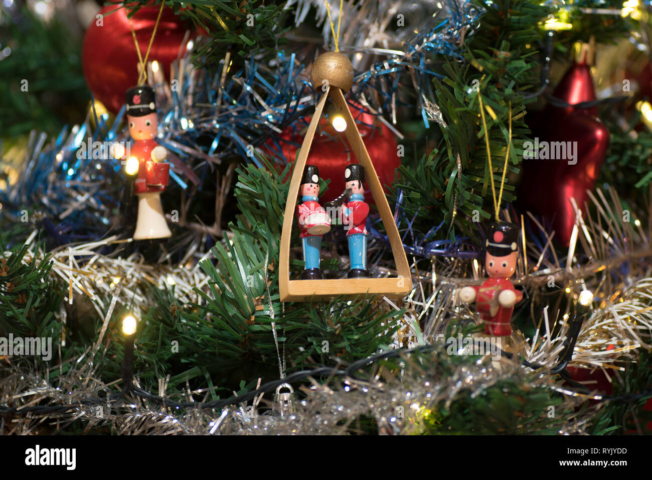 Arbre de Noël artificiel figurine en bois, décoration pour arbre de Noël, lumières, guirlandes et Garland, boules rouges Banque D'Images