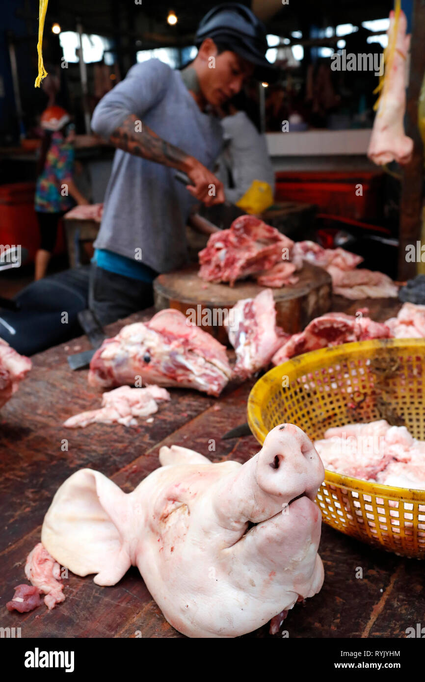 Boucherie du marché traditionnel. La viande pour la vente. Ha Tien. Le Vietnam. Banque D'Images