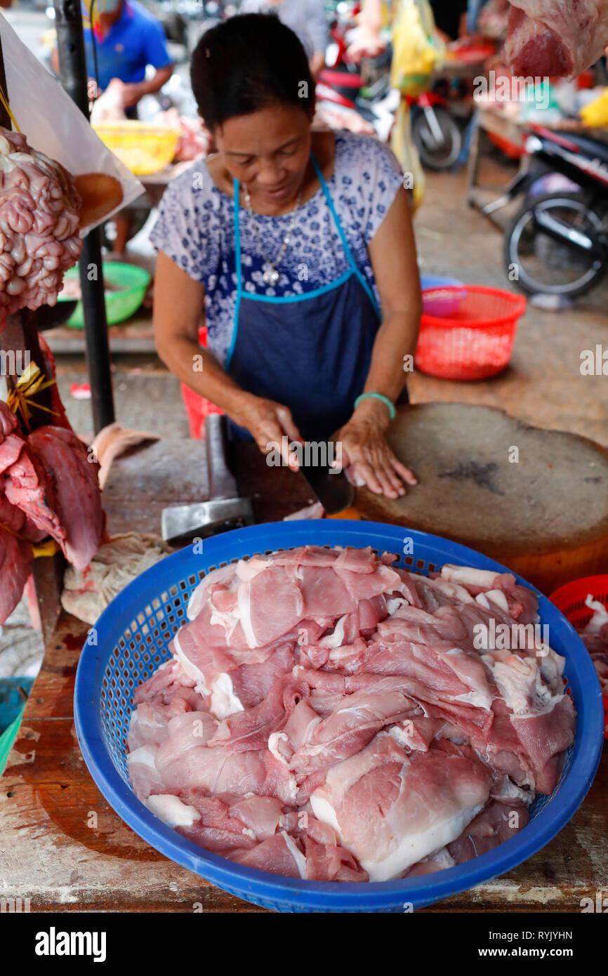 Boucherie du marché traditionnel. La viande pour la vente. Ha Tien. Le Vietnam. Banque D'Images