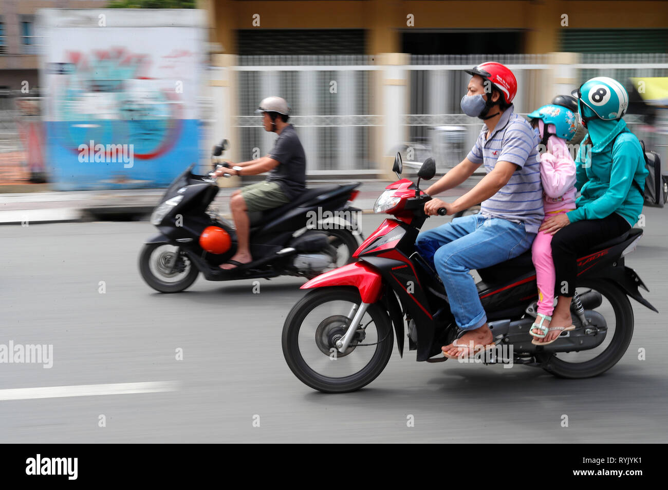 Famille vietnamienne sur une moto. Ho Chi Minh Ville. Le Vietnam. Banque D'Images