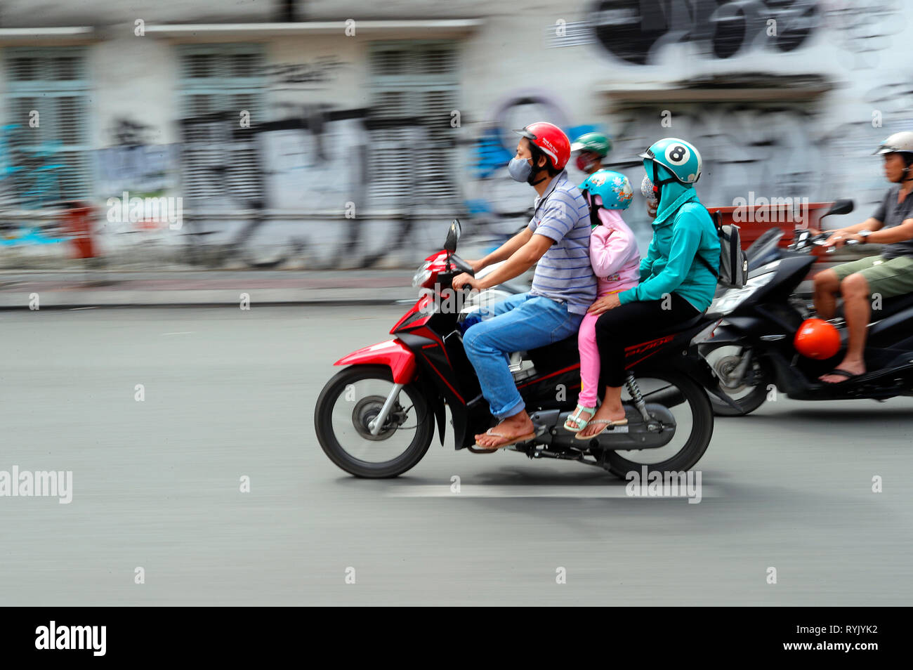 Famille vietnamienne sur une moto. Ho Chi Minh Ville. Le Vietnam. Banque D'Images