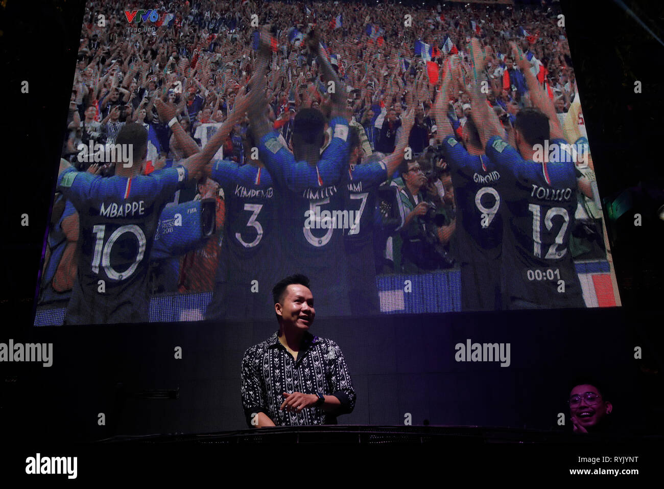 DJ sur scène lors de la FIFA France contre la Croatie en 2018. Win France Coupe du Monde de Football 2018 dernière Ho Chi Minh Ville. Le Vietnam. Banque D'Images