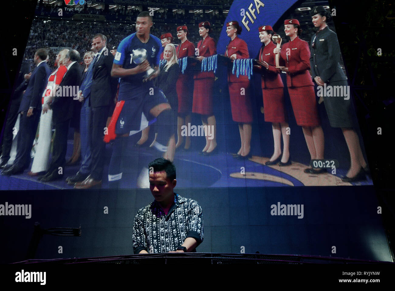 DJ sur scène lors de la FIFA France contre la Croatie en 2018. Win France Coupe du Monde de Football 2018 dernière Ho Chi Minh Ville. Le Vietnam. Banque D'Images