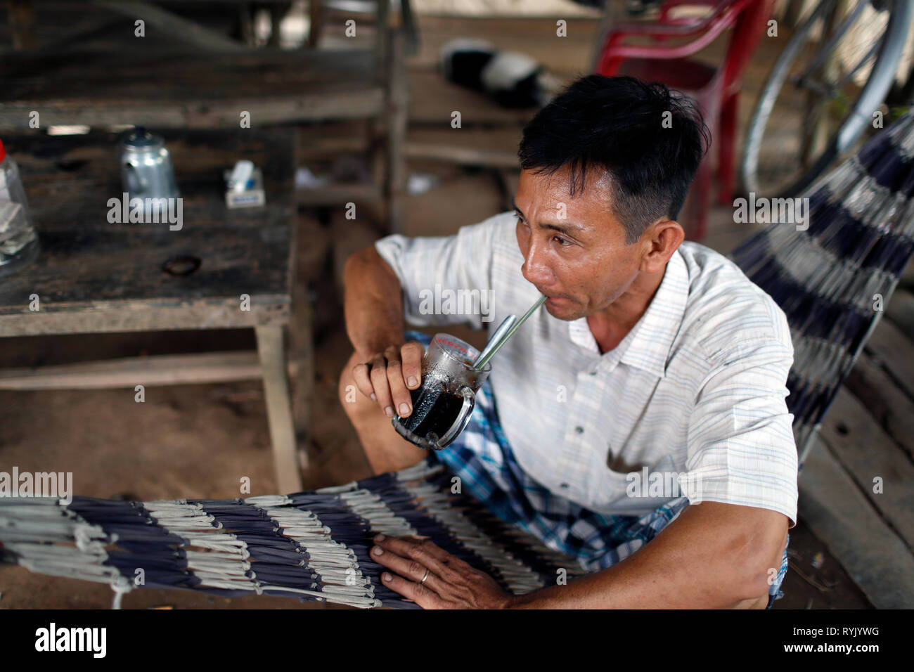 Homme vietnamien dans un hamac Banque de photographies et d'images à haute  résolution - Alamy