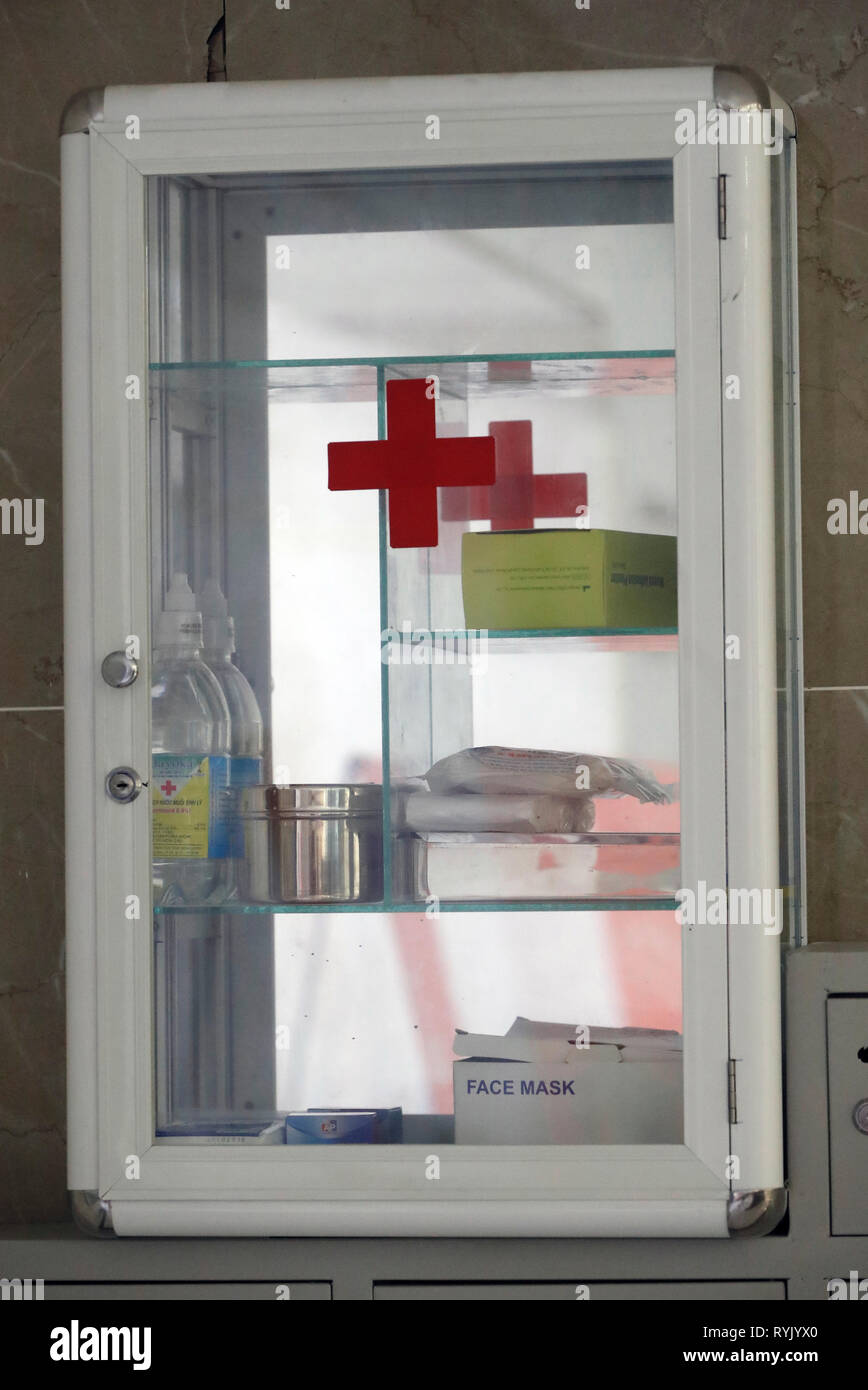 Boîte de secours accroché au mur. Notre annuaire d'entreprises. Le Vietnam. Banque D'Images