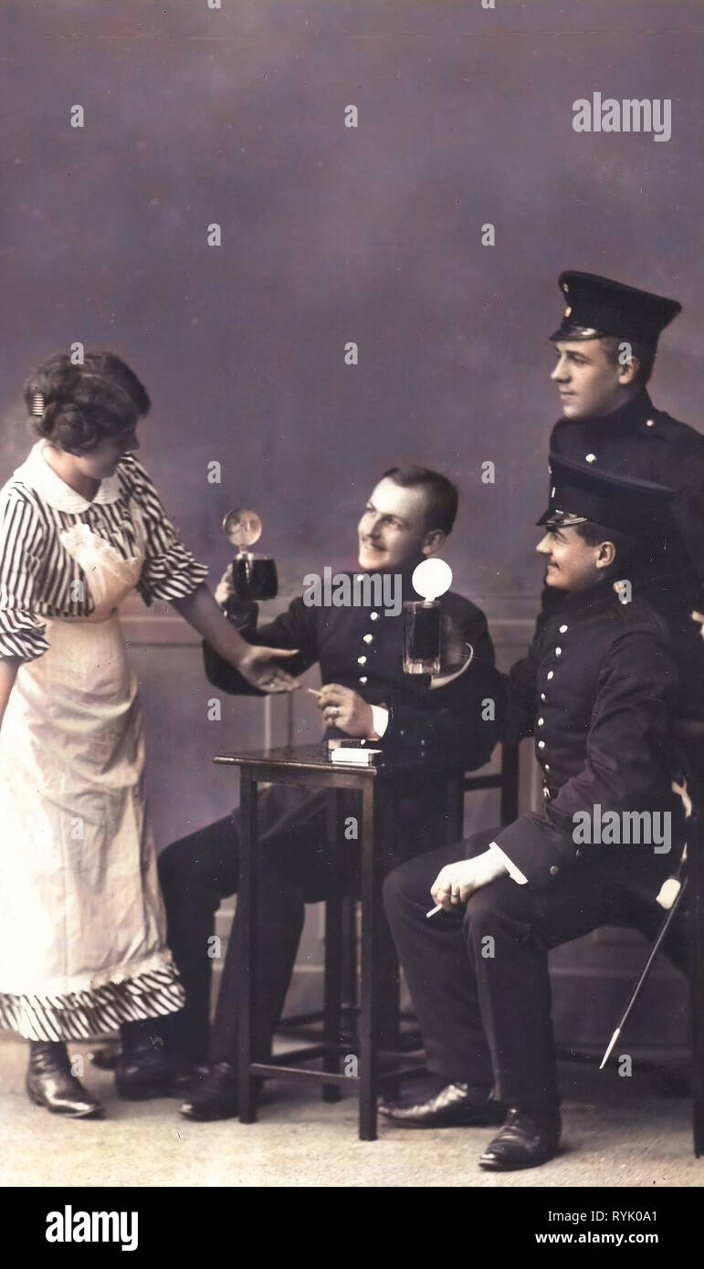 Les hommes avec de la bière, de flirter, tables rectangulaires, de l'Armée de Saxe, 1913, Meißen, Schützen Im Wirtshaus, Allemagne Banque D'Images