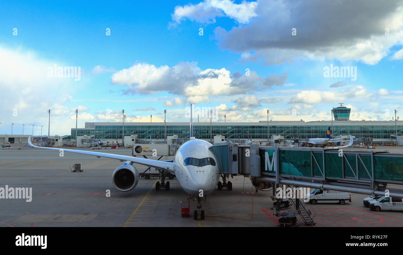 MUNICH, Bavière, Allemagne - Mars 13, 2019 : Airbus A350-900 Bochum Lufthansa à l'aéroport de Munich. Vue avant de l'avion bimoteur avec jet pont. Banque D'Images
