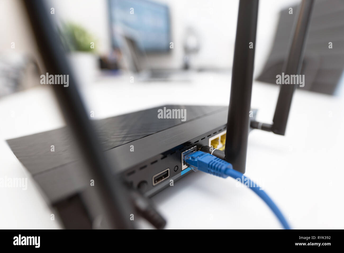 Routeur sans fil dual band moderne. Internet sans fil rapide et concept Banque D'Images