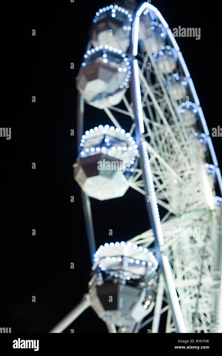 Grande roue la nuit. Paysage urbain futuriste et lumineux. Verticale vue rapprochée. Banque D'Images