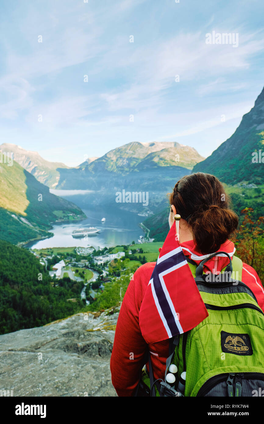 Un randonneur touristique donne sur Geirangerfjord depuis le point de vue de Flydalsjuvet à Geiranger, Sunnmøre, Møre og Romsdal, Norvège, Scandinavie - excursions Banque D'Images