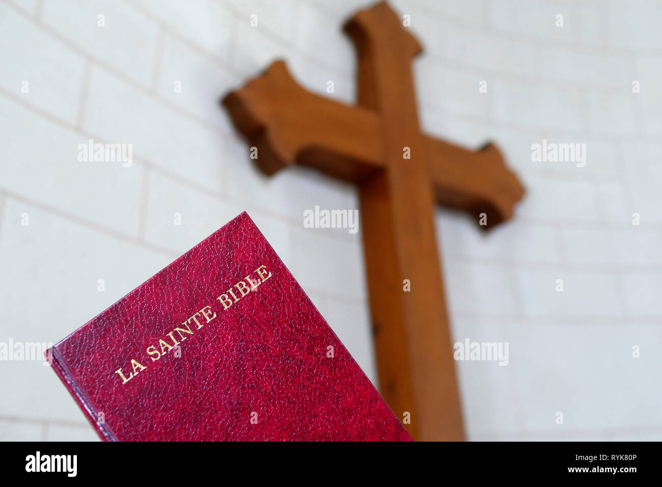 Église protestante. Sainte bible. Sainte bible et croix. La France. Banque D'Images