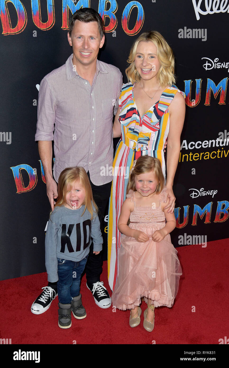 Beverley Mitchell, son mari Michael Cameron et leurs enfants Kenzie Cameron et Hutton Michael Cameron assister à la première mondiale de 'Dumbo' au El Capitan Theatre le 11 mars;2019 à Los Angeles, Californie. Banque D'Images