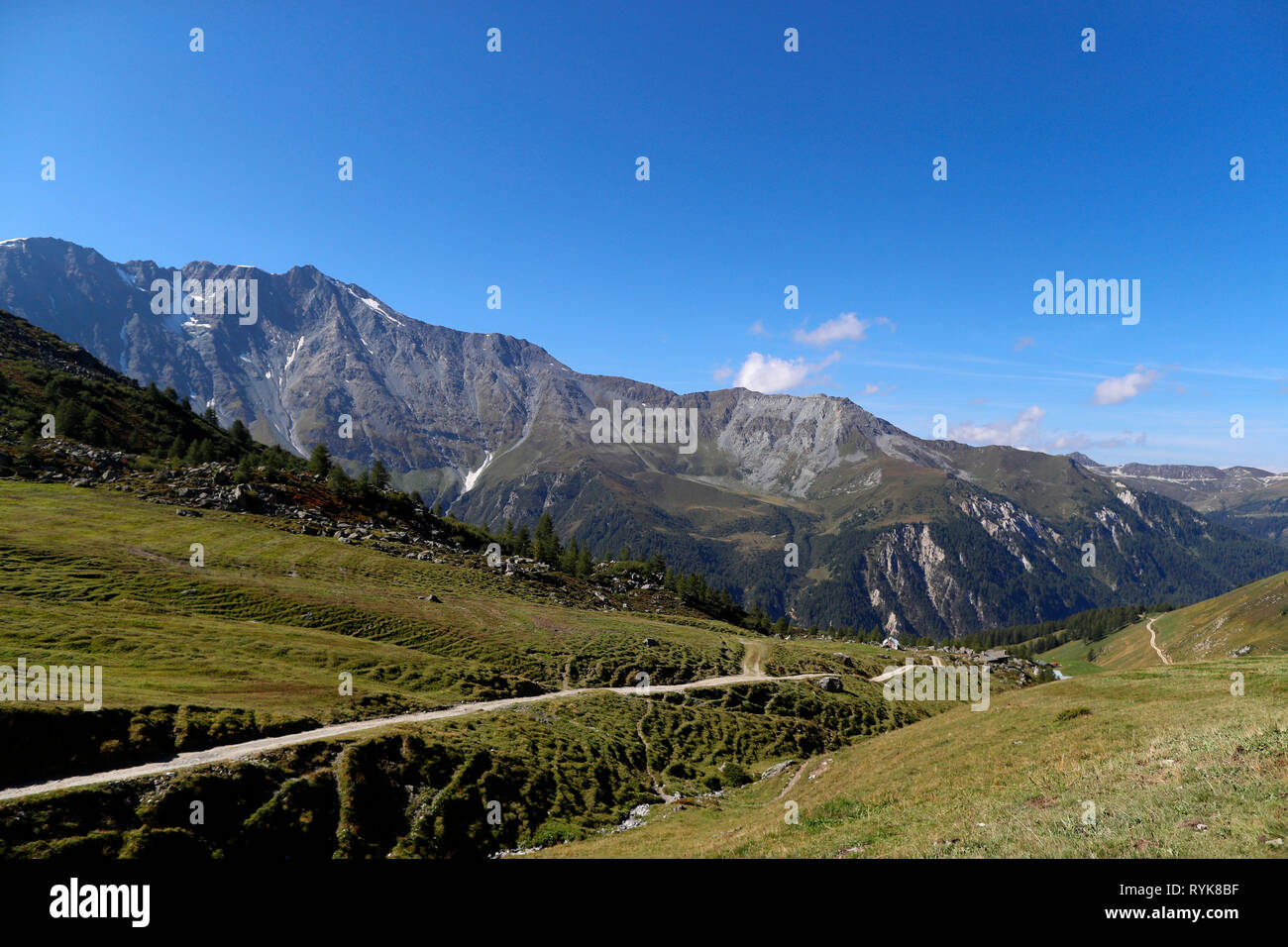 Alpes françaises. Route de montagne. Peisey Nancroix. La France. Banque D'Images