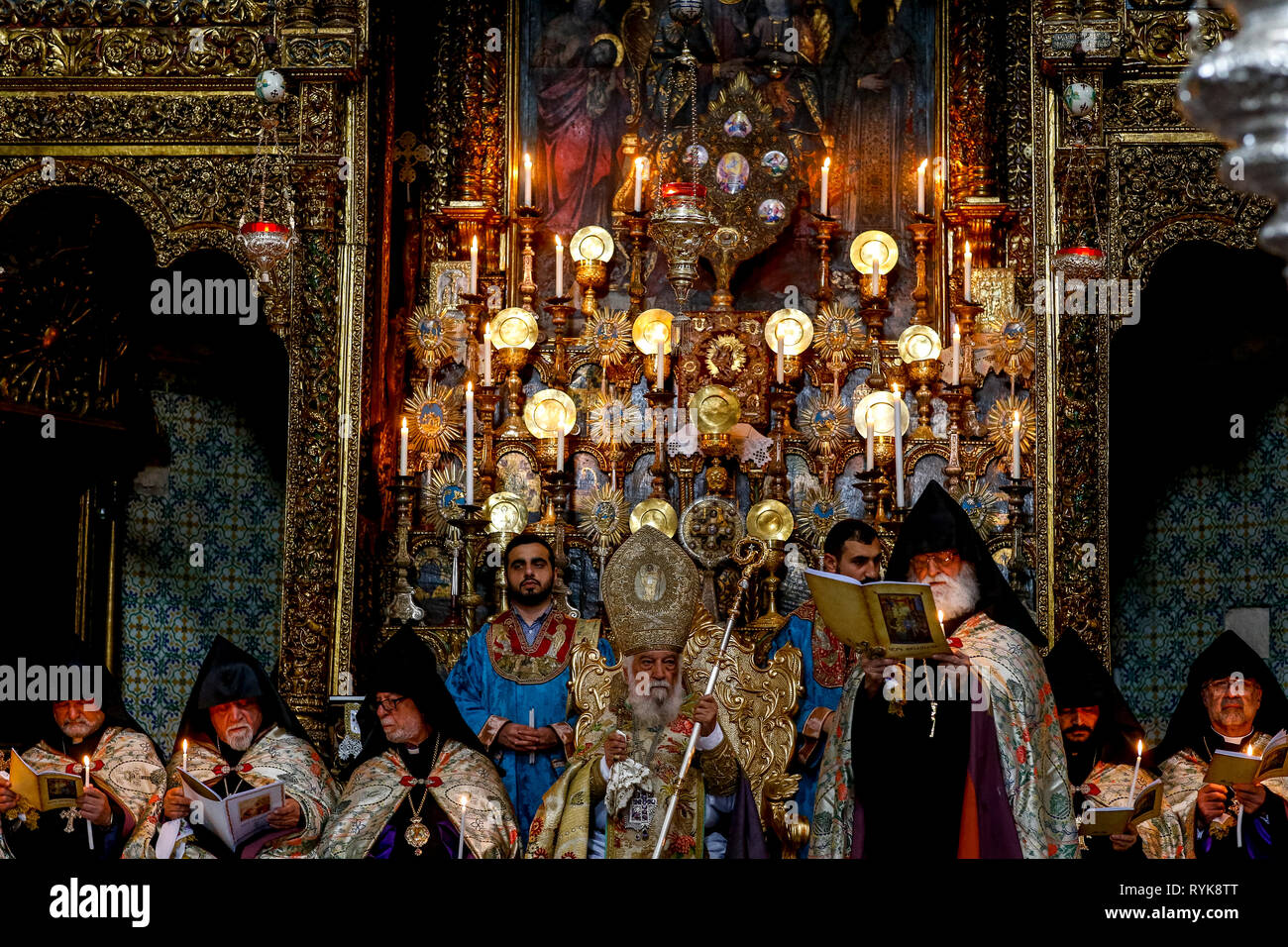 Célébration de Pâques Jeudi au St James's cathédrale orthodoxe arménienne, Jérusalem, Israël. Banque D'Images