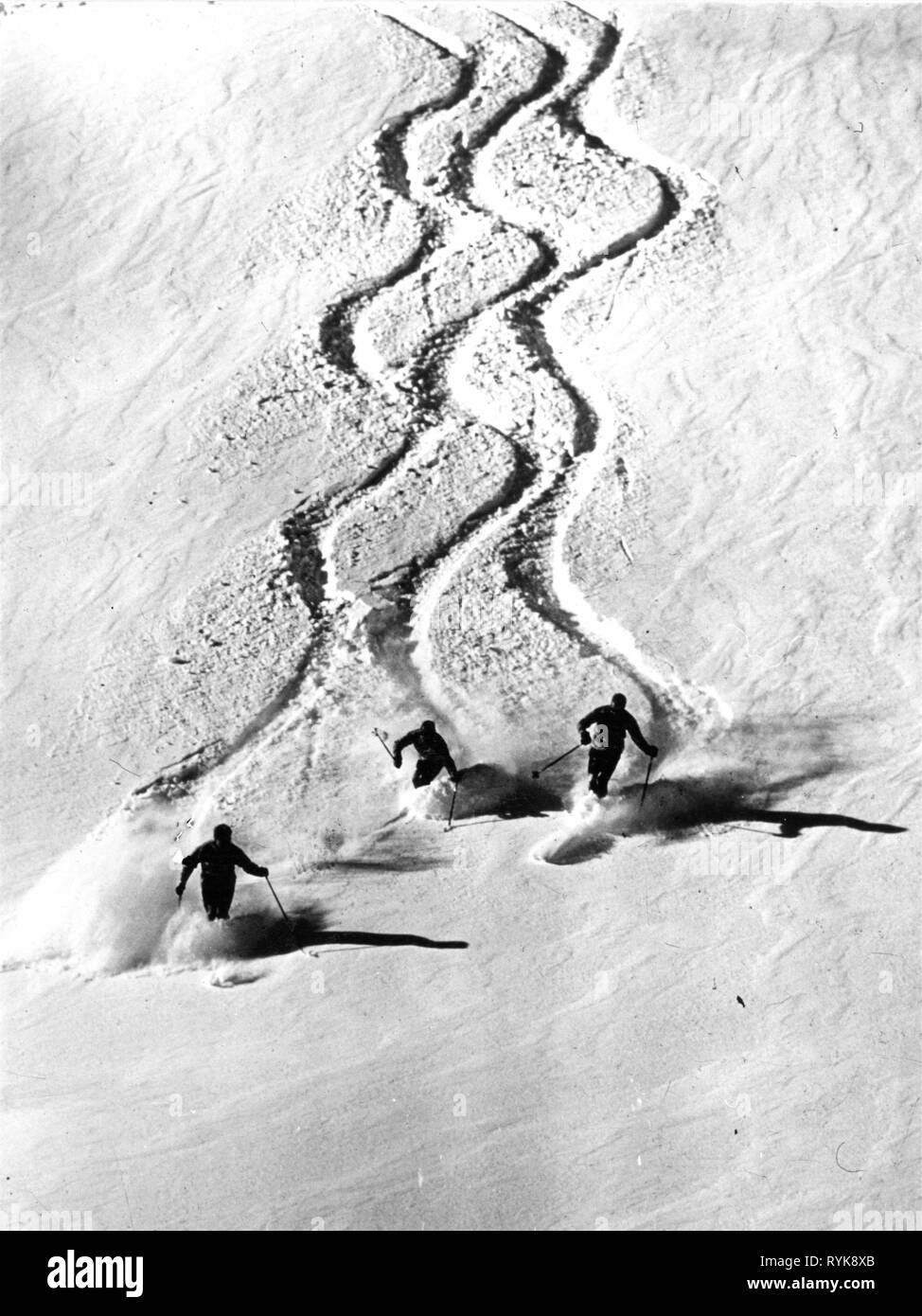 World, français, sports, hiver, ski, trois skieurs dans la poudreuse profonde, plan, domaine skiable Arlberg, Vorarlberg, 1960 Additional-Rights Clearance-Info-Not-Available- Banque D'Images