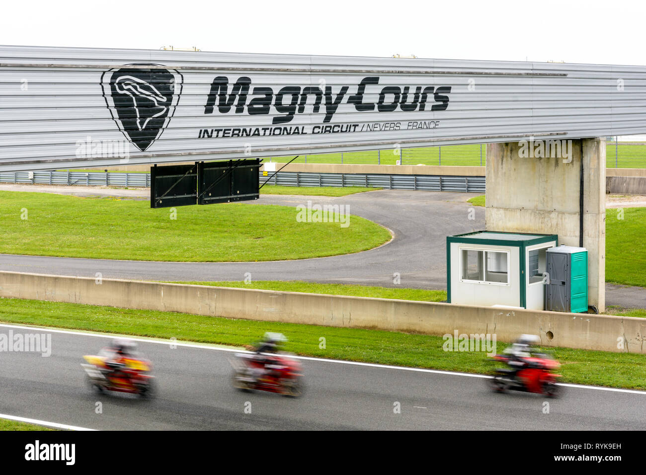 Trois motos roulant sur la piste du circuit de Nevers Magny-Cours lors  d'une session de test organisée par une marque de moto Photo Stock - Alamy