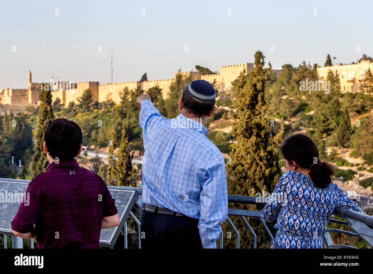 Père juif montrant la vieille ville à ses enfants, Jérusalem, Israël. Banque D'Images