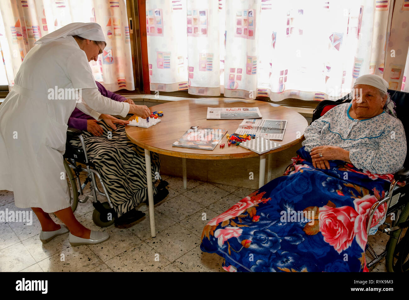 L'hôpital St Vincent de Paul, dirigé par les Filles de la charité des missionnaires catholiques à Nazareth, Israël. Service de gériatrie. Banque D'Images