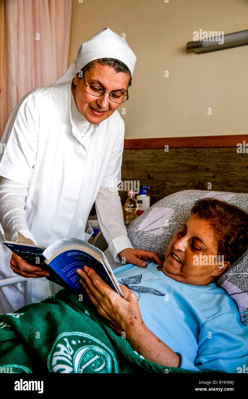 L'hôpital St Vincent de Paul, dirigé par les Filles de la charité des missionnaires catholiques à Nazareth, Israël. Service de gériatrie. Banque D'Images