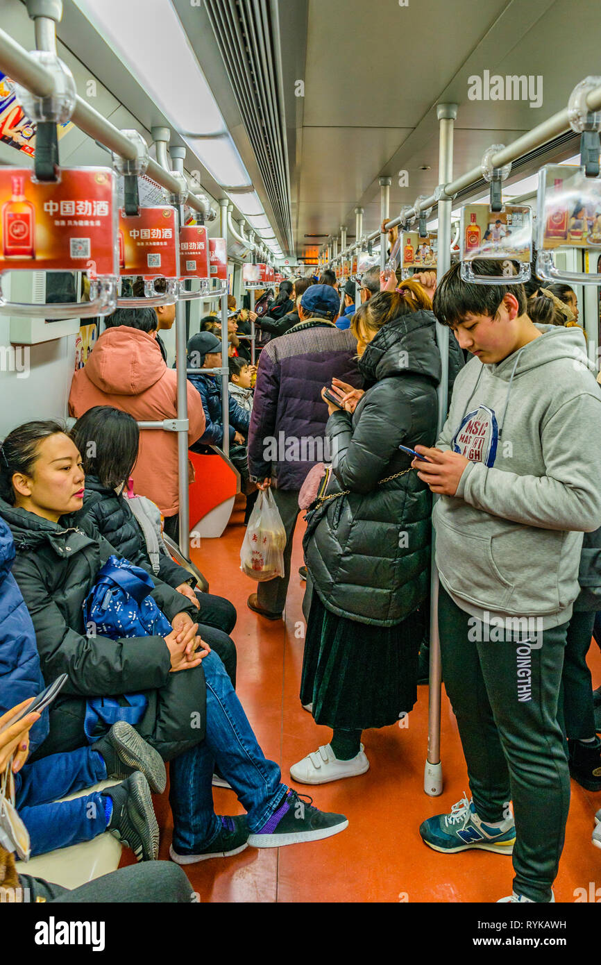 SHANGHAI, CHINE, 2018 - décembre - vue de l'intérieur occupé métro à la ville de Shanghai, Chine Banque D'Images