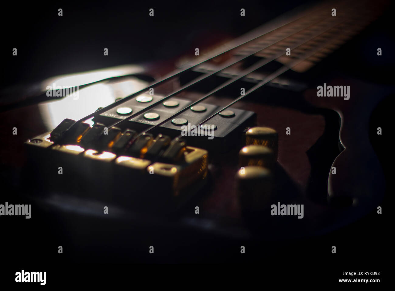 Close up of natural wood guitare basse électrique Banque D'Images