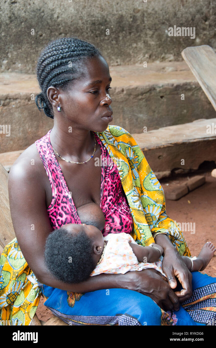 Anekro Cote D Ivoire Aout 15 Jeune Femme Assise Sur Un Tabouret D Allaiter Son Bebe Semble Pensive Photo Stock Alamy Anekro Cote D Ivoire Aout 15 Jeune Femme Assise Sur Un Tabouret D Allaiter Son Bebe Semble Pensive Photo Stock Alamy