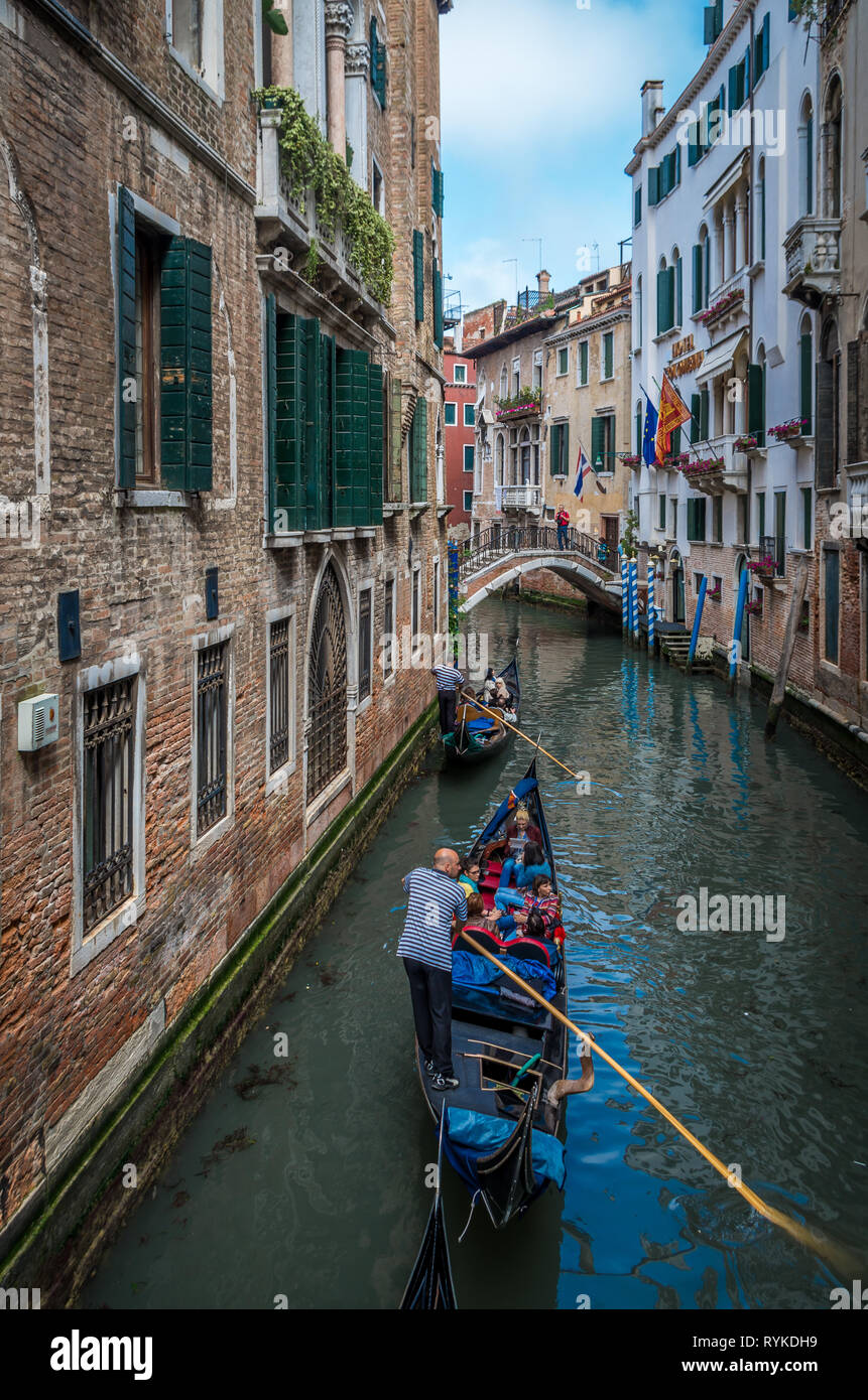 Les touristes sur une gondole sur le canal de Venise, Italie. Banque D'Images