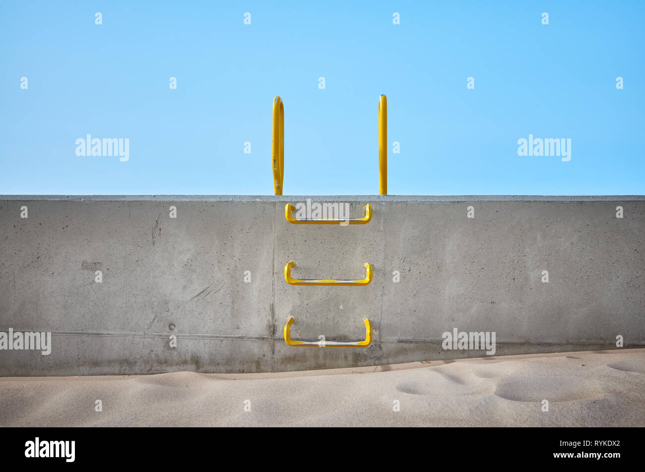 Échelle d'acier intégré dans un mur de béton, image conceptuelle. Banque D'Images