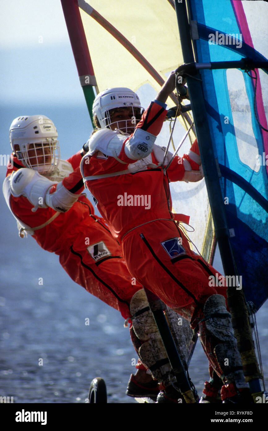 Char à voile sur un tandem conseil à Saunton Sands, Devon a décollé dans les années 80. Également appelé planche à voile sur roues. Banque D'Images