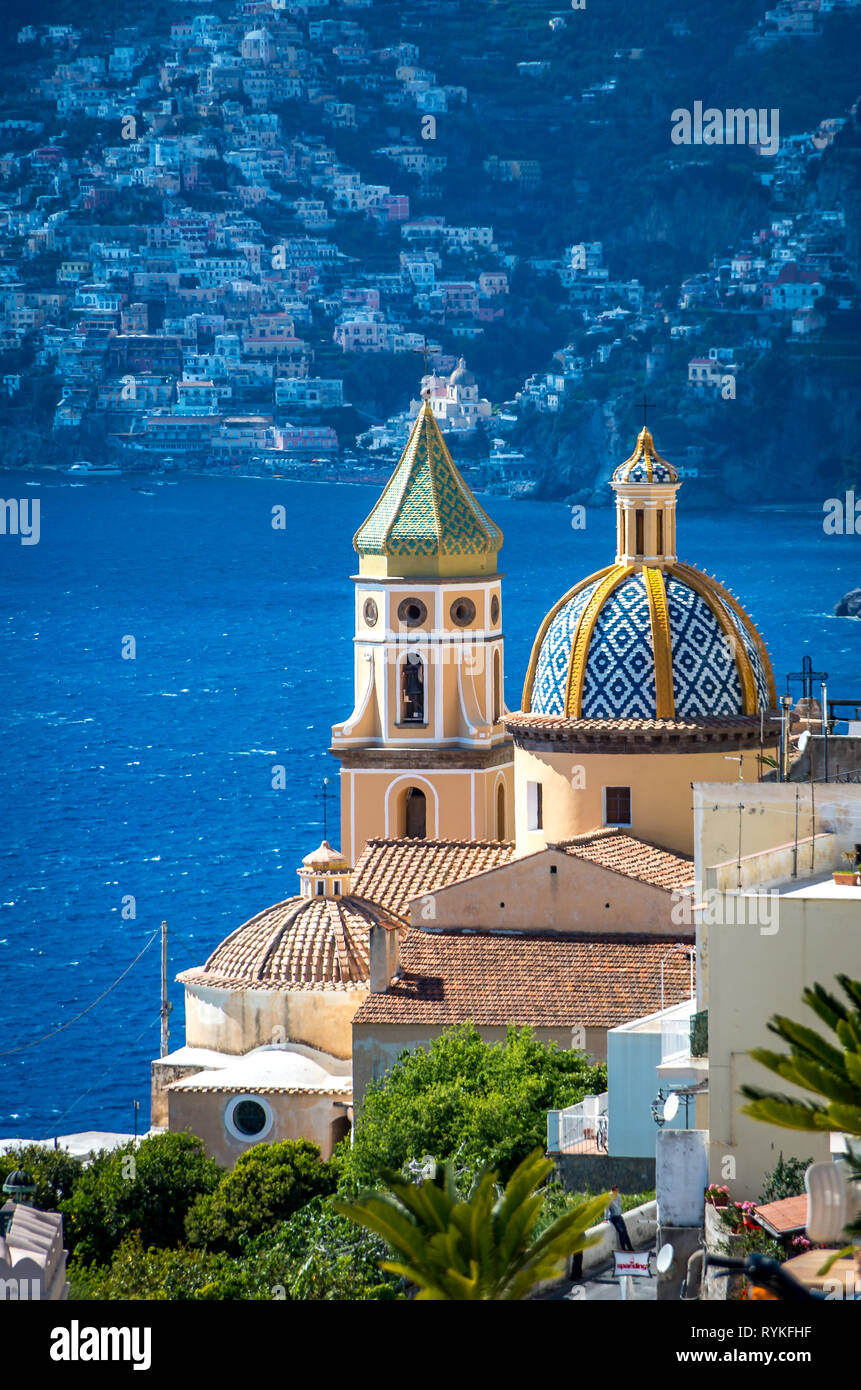 Voir l'église de San Gennaro à Vettica Maggiore toit arrondi dans Praiano, Italie Banque D'Images