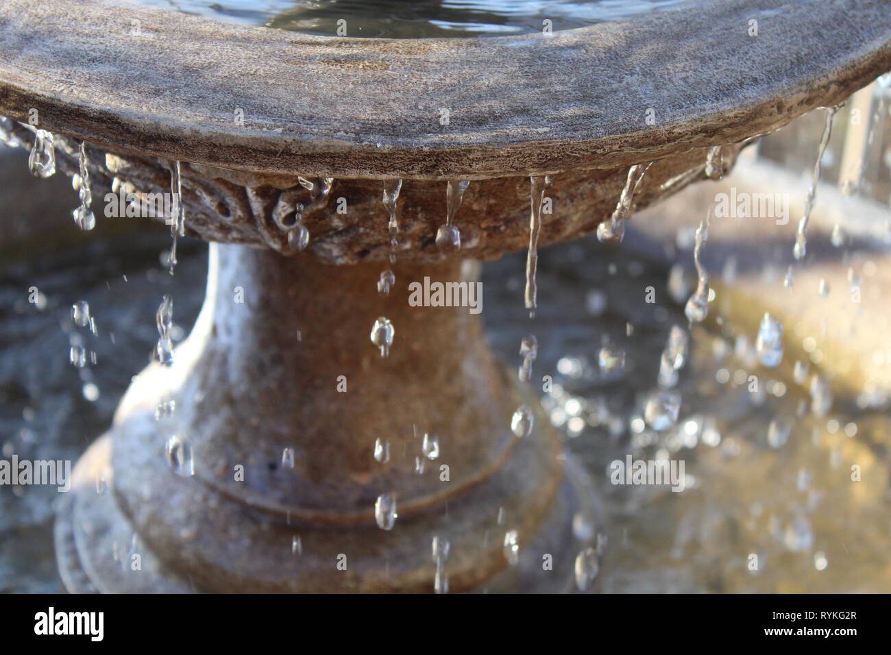 Fontaine d'eau de style européen de gouttelettes arrêté 1000e sec. Banque D'Images