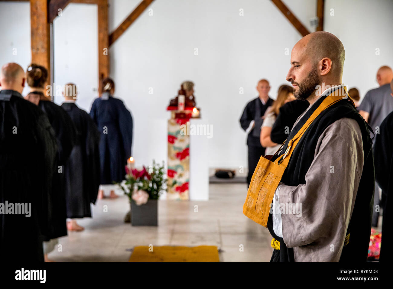 Sesshin Zen (retraite) à Paris, France. Kin hin, la méditation en marchant pendant zazen. Banque D'Images