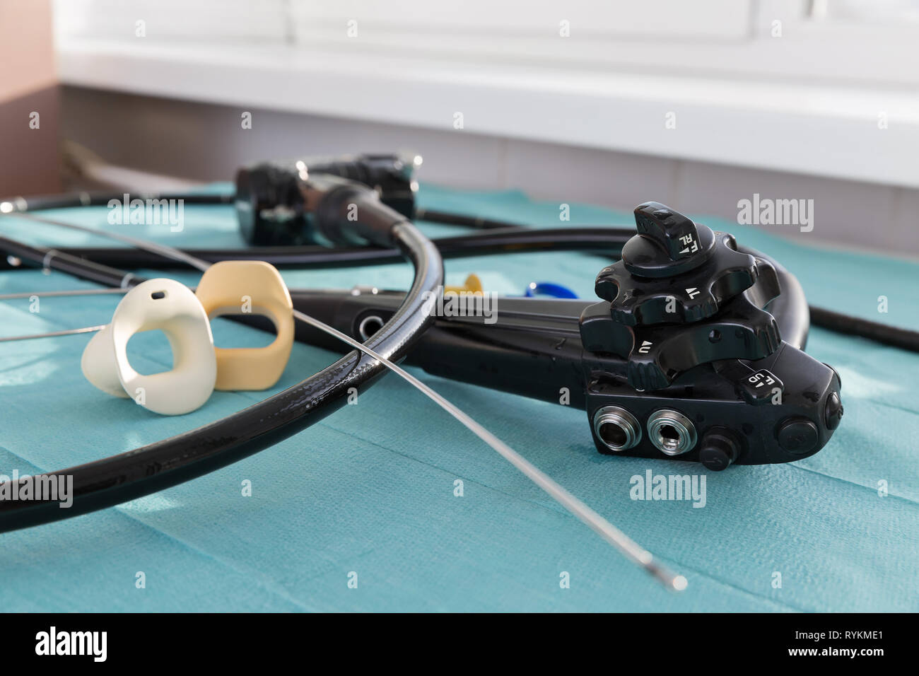 Endoscope, l'embout buccal et l'pinces à biopsie Banque D'Images
