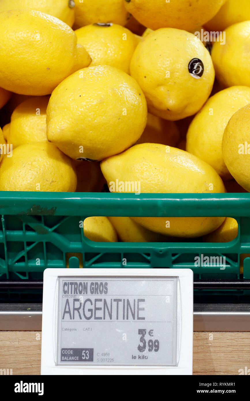 L'importation de fruits en vente en supermarché. Les citrons d'Argentine. La France. Banque D'Images