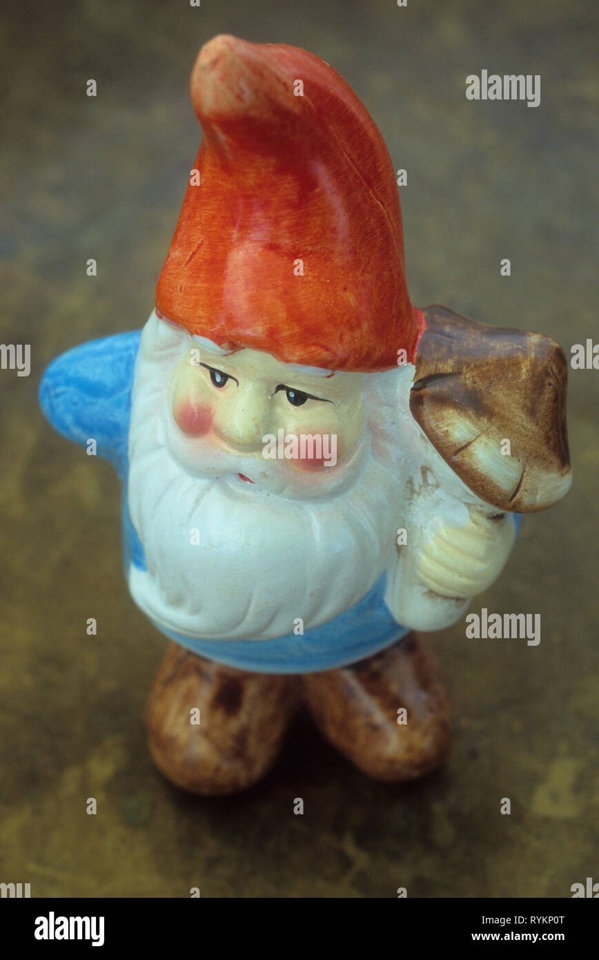 Modèle chinois de Garden Gnome avec ppointed et red hat holding toadstool vus du dessus Banque D'Images Modèle chinois de Garden Gnome avec ppointed et red hat holding toadstool vus du dessus Banque D'Images